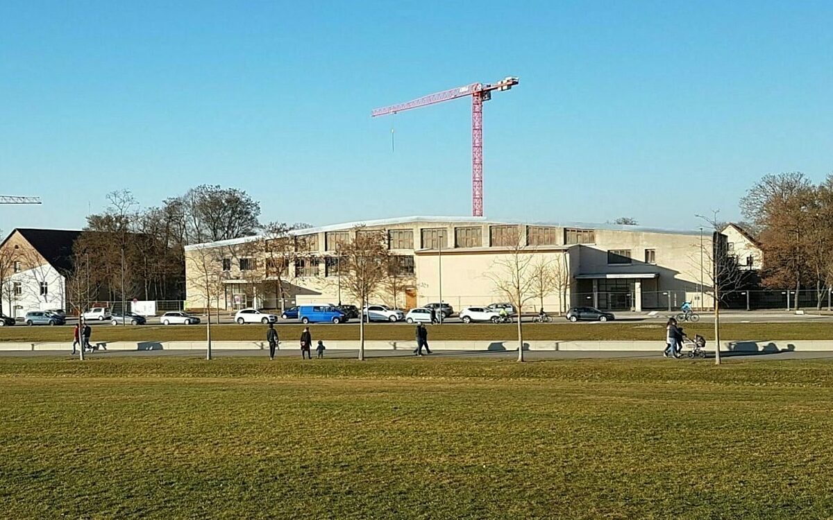 Der alte Flugzeughangar und ein Mannschaftsgebäude am Hubland. Hier entsteht ein Zentrum für Bildung, Sport und Kultur Der alte Flugzeughangar und ein Mannschaftsgebäude am Hubland. Hier entsteht ein Zentrum für Bildung, Sport und Kultur